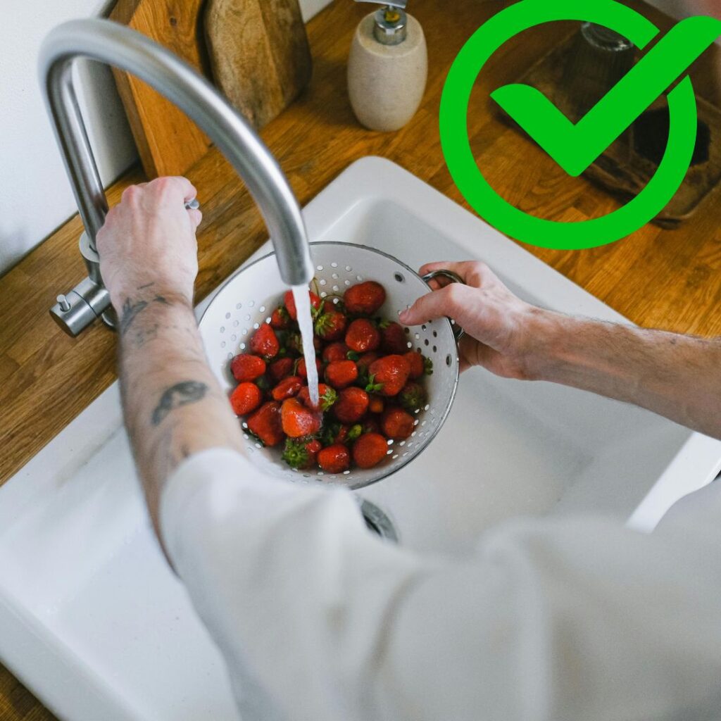 wash vegetables in a bowl_or_tray